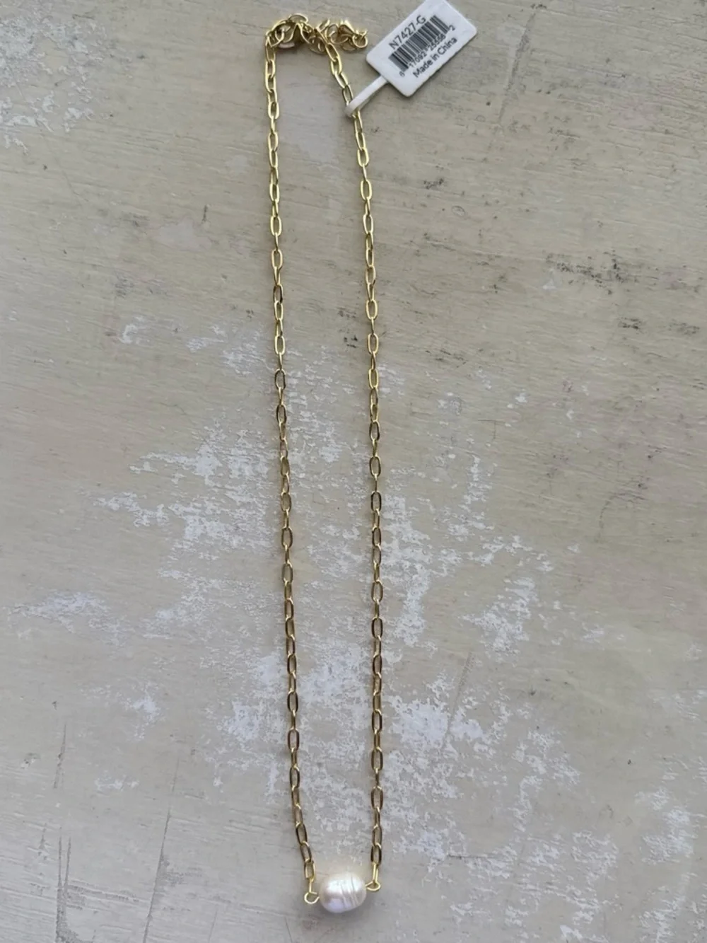 Splendid Gold Chain Necklace with Single White Pearl